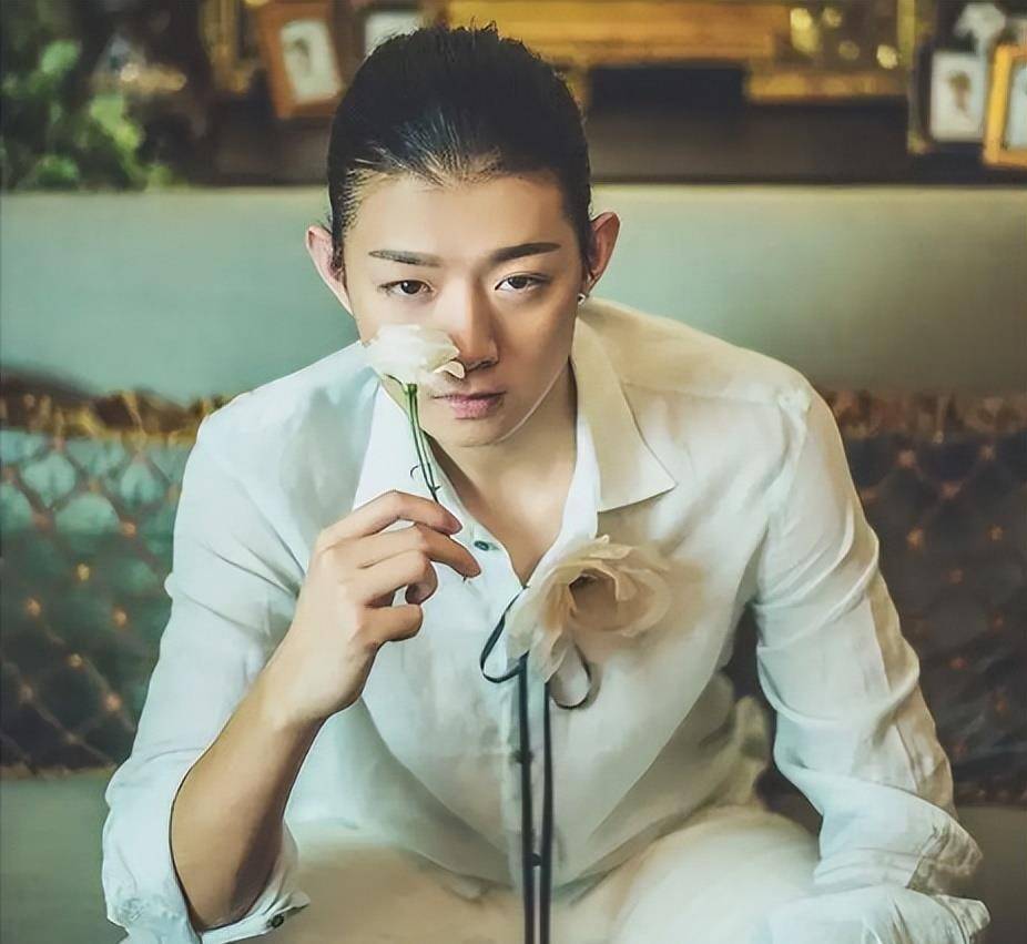离开娱乐圈4年,霍尊事业重启,而被送进去的陈露,活成了这样
