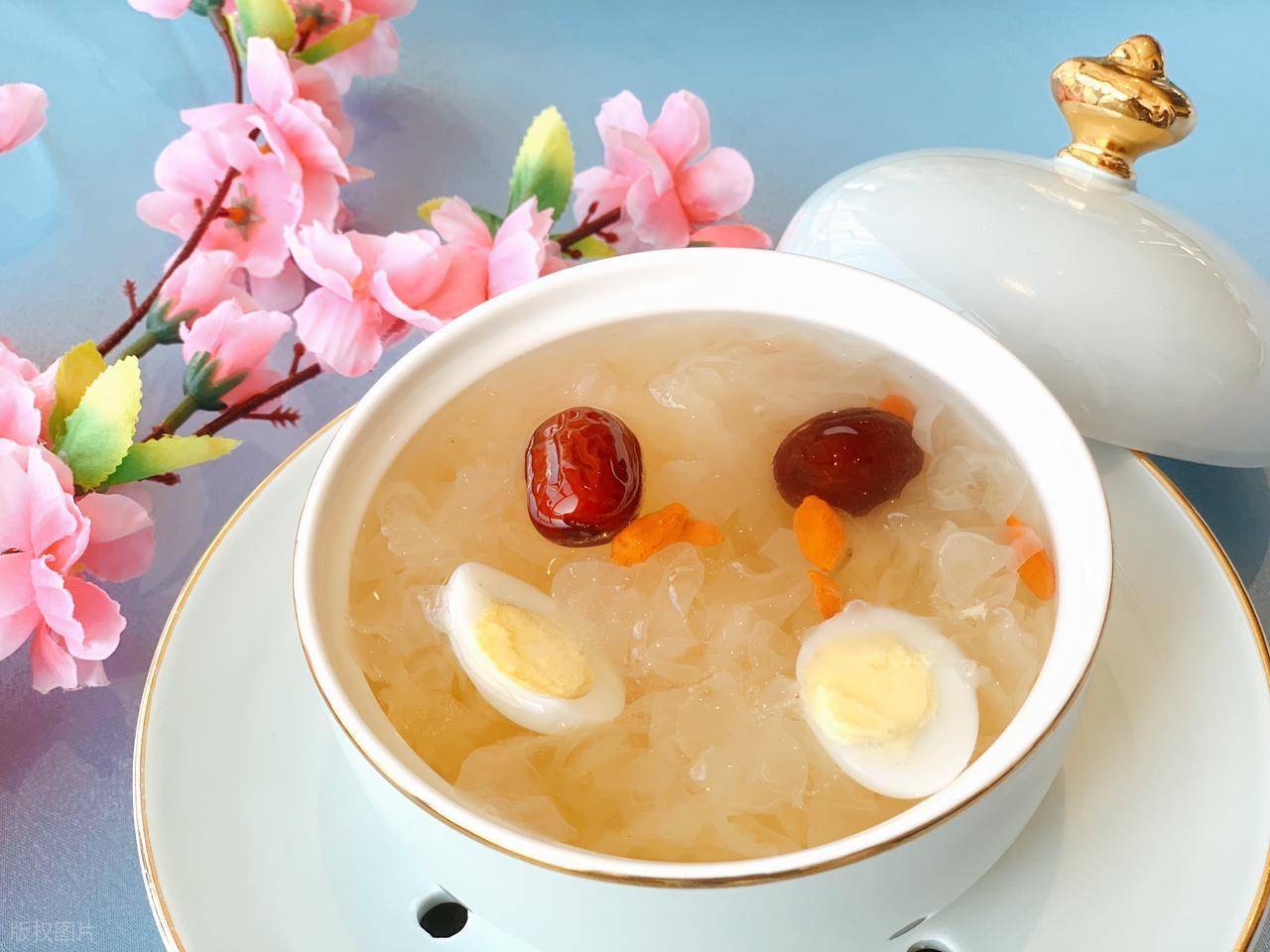 银耳莲子汤的做法大公开,教你喝出好气色
