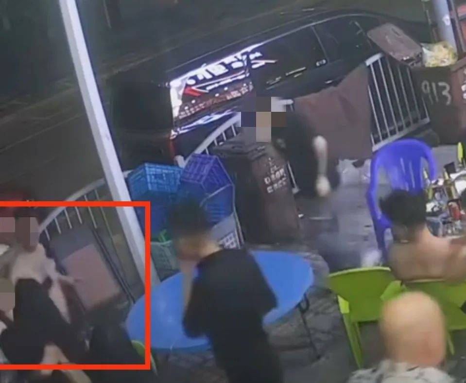 警方通报“3名女子吃夜宵时遭邻桌男子言语侮辱、提凳恐吓”：2名男子被刑拘