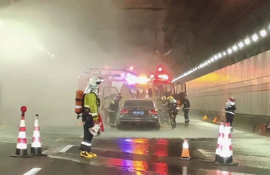 事发上海隧道！车辆自燃引发大片拥堵！一众司机弃车离开，没想到还有这条密道