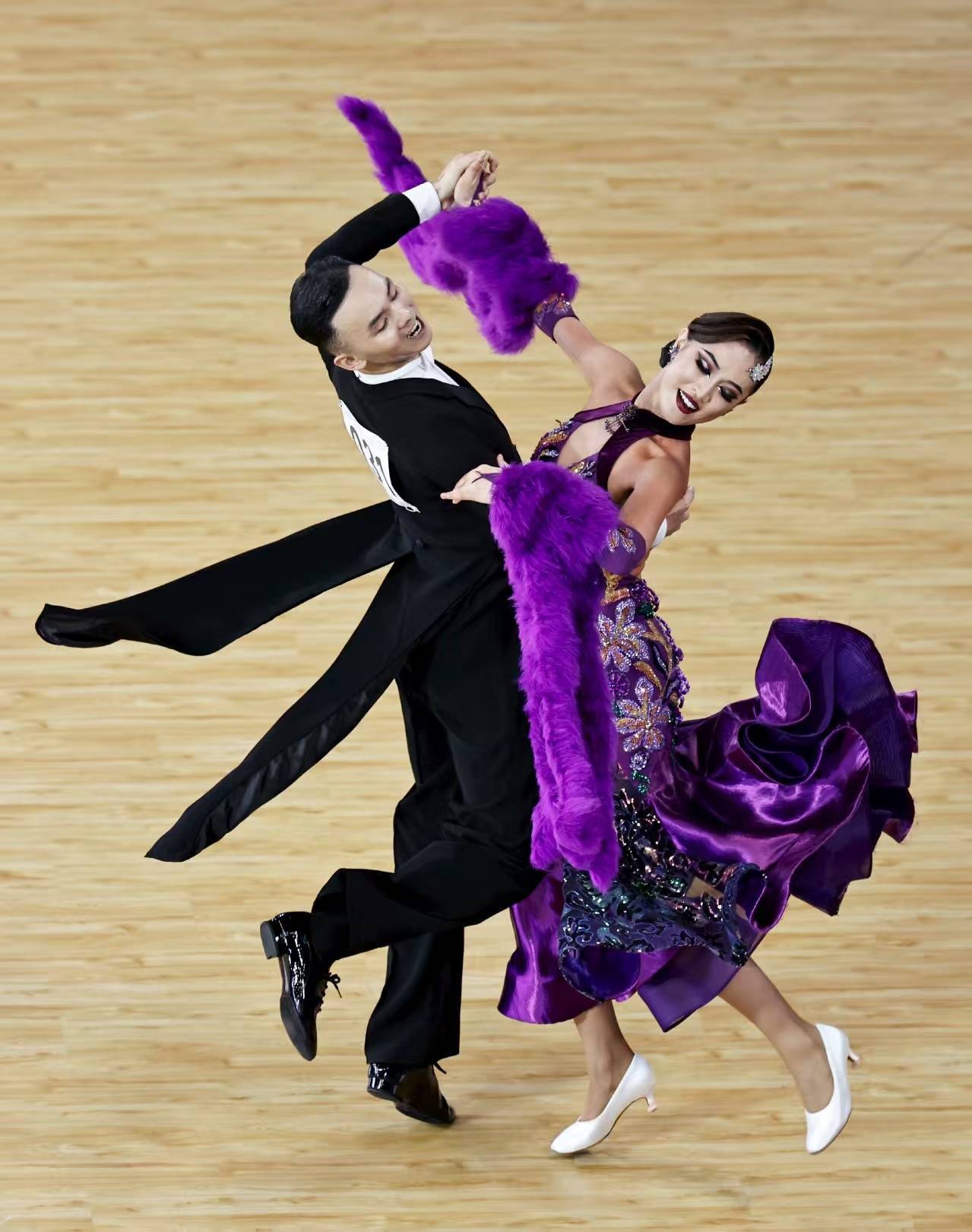 3对选手先后进行了华尔兹、探戈、维也纳华尔兹、狐步舞和快步舞的比拼。