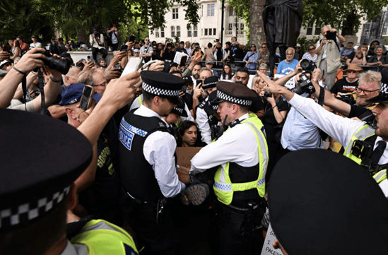 “抗议支持巴勒斯坦组织被禁”，外媒：英国爆发大规模示威活动，逾466人被捕