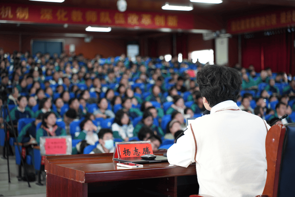 导致县学校的学生遭受了巨大损失的差距，他们