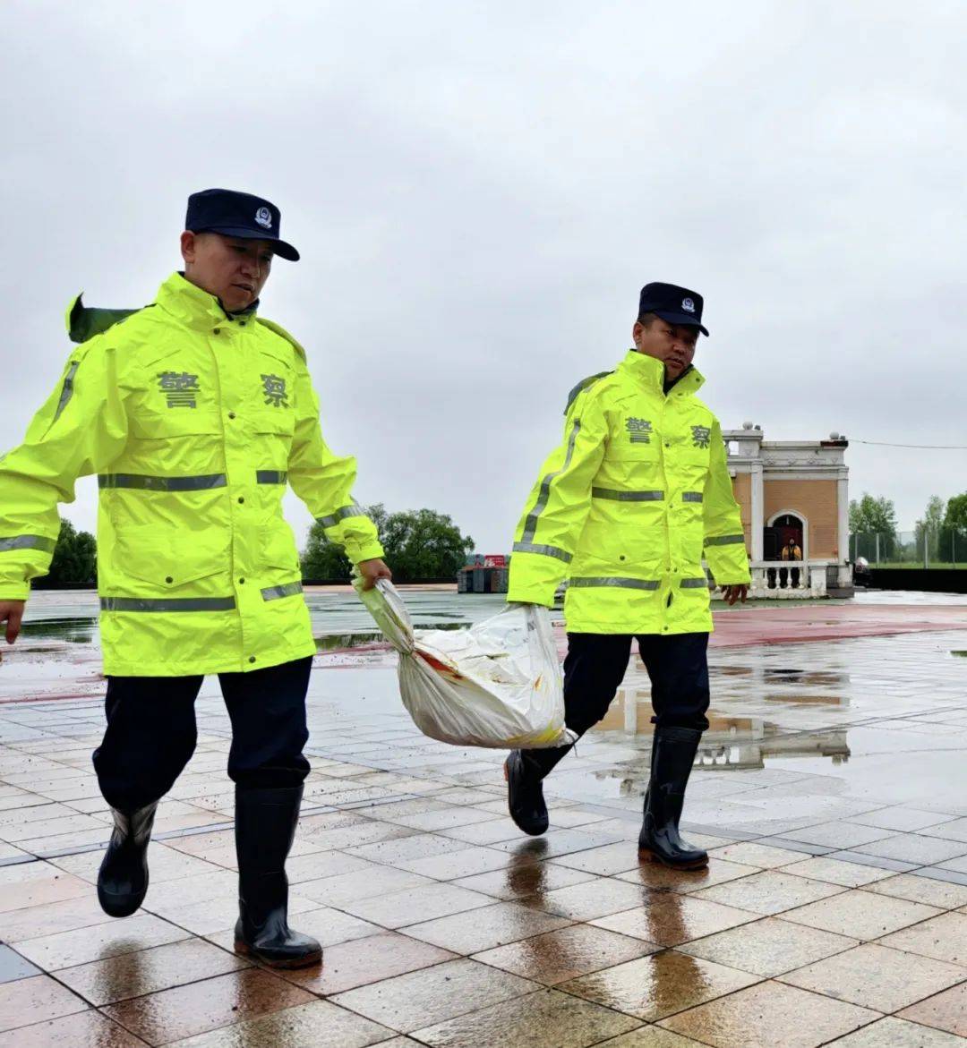 迎战强降雨!佳木斯公安风雨中撑起"平安伞"
