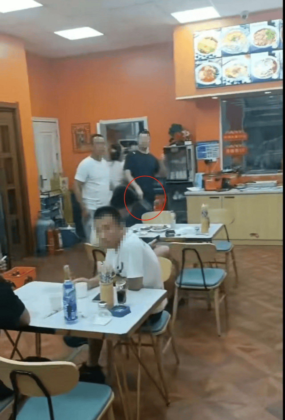 辽宁本溪一面馆老年店员端面时手指浸入面汤，起争执后有人持刀冲出后厨！警方：已处置完毕