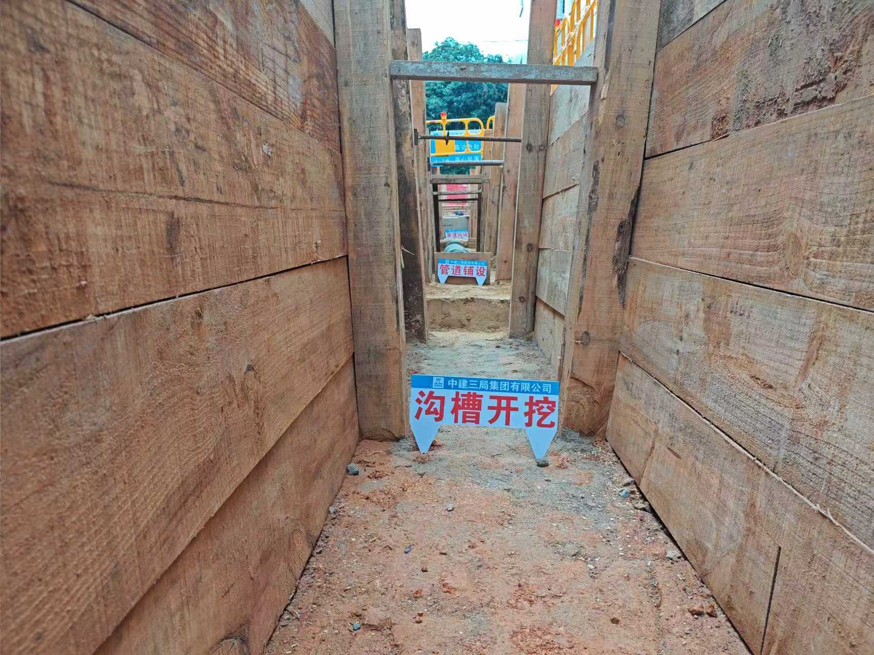 具体来看,项目团队首先在中墩涌打造"挡土板支护"施工样板,其开挖深度