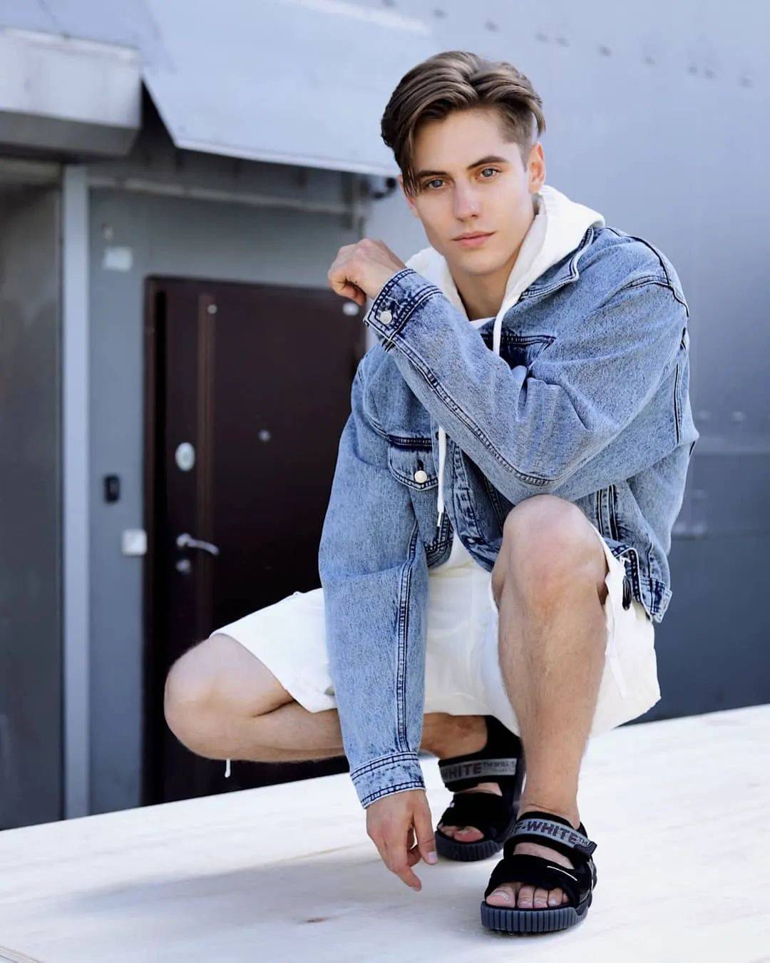 俄罗斯男星放飞自我开始做美妆美甲妖男了