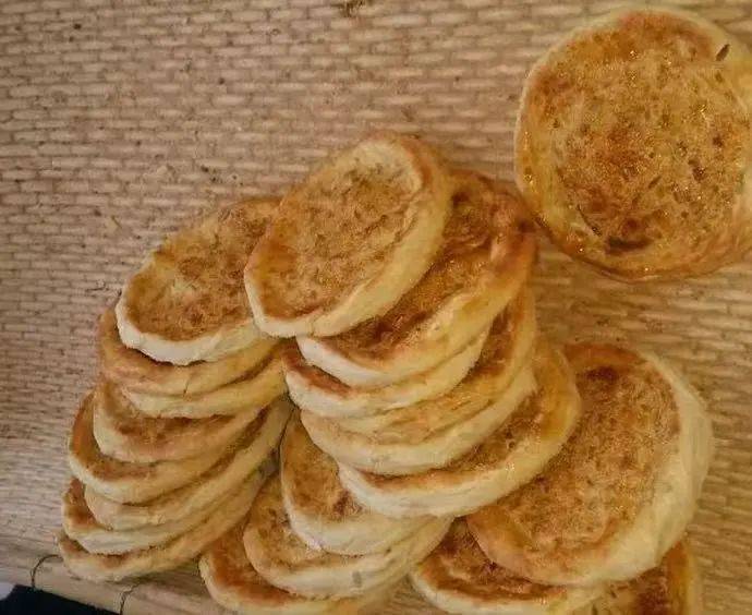 一碗热气腾腾的豆腐脑配上一个香酥可口的烧饼,是平阴人开启