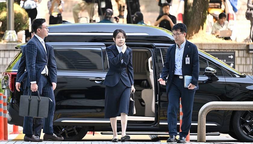 韩国宪政史上首次！前总统尹锡悦和妻子金建希均被拘捕 -华闻时空