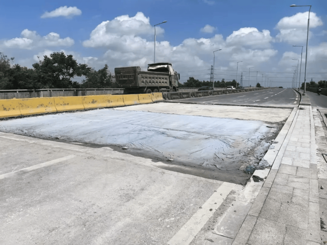 整治是对桥梁南北两侧桥台沉降段进行聚合物注浆加固,增设桥头搭板等