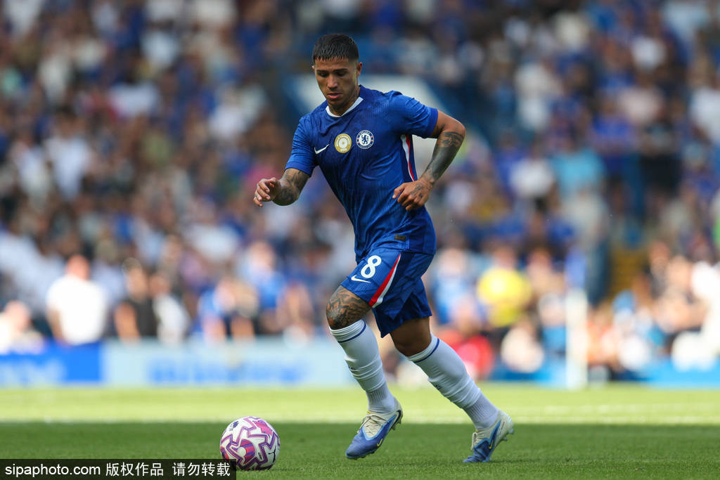 切爾西強勢追逐加納喬：曼聯(lián)降價背后的戰(zhàn)術(shù)與情感博弈