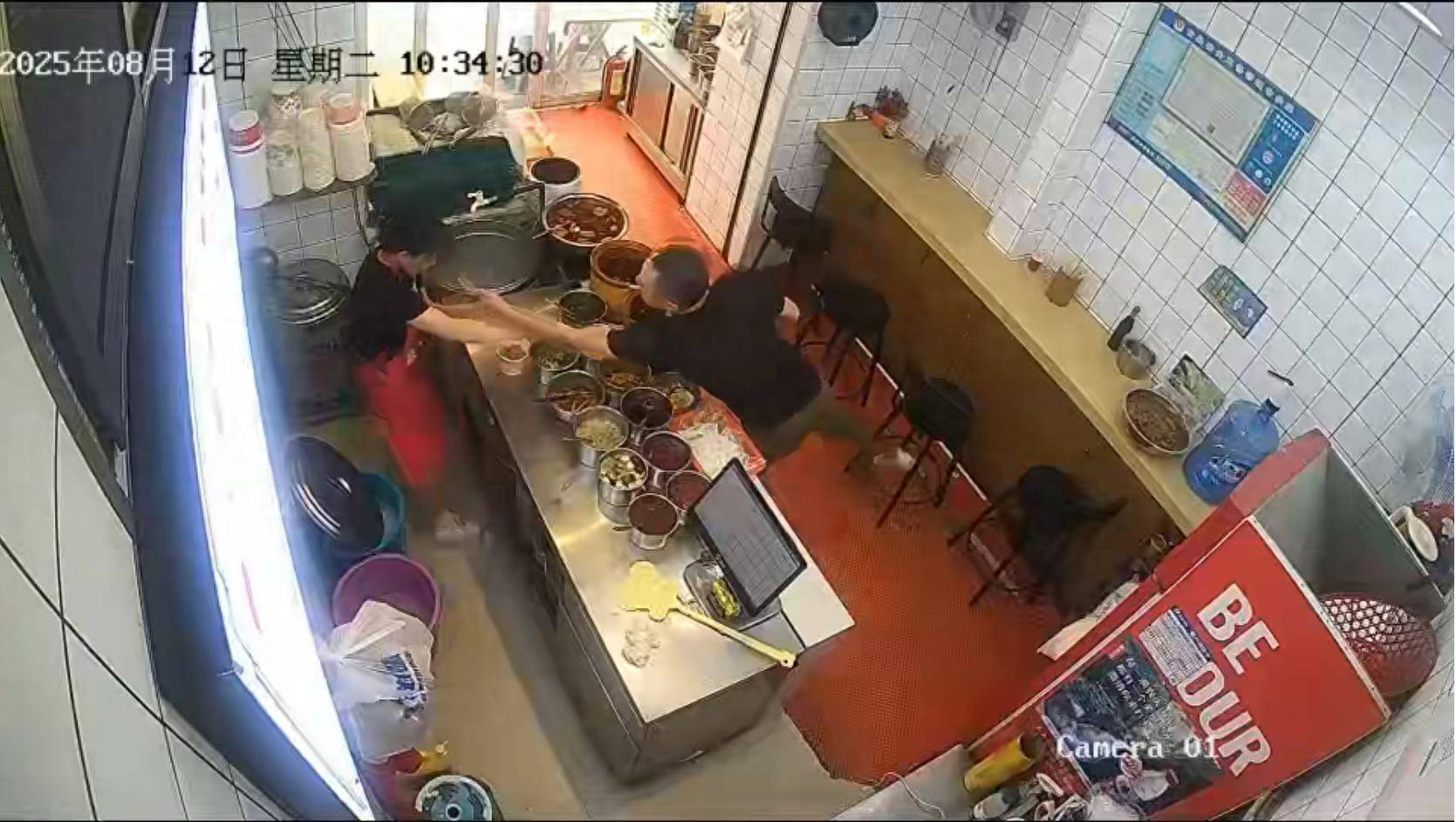 女店员疑遭顾客“动手动脚”，蜷缩大喊“不要”；湖南衡阳警方：接到报警正侦办
