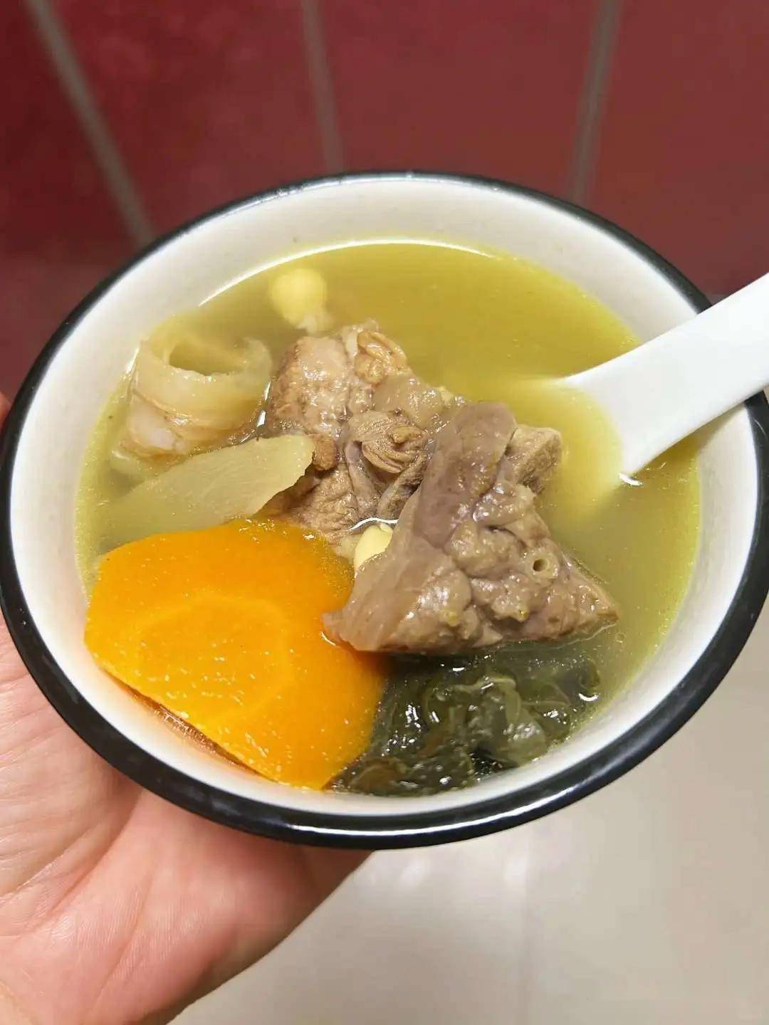 更神奇的是它的绒毛在炖煮时会释放天然乳化剂让汤色从混沌变奶白