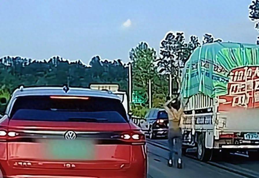高速路前方车祸堵车，女子下车20多秒后被撞飞，被质疑“看热闹”，当事人回应
