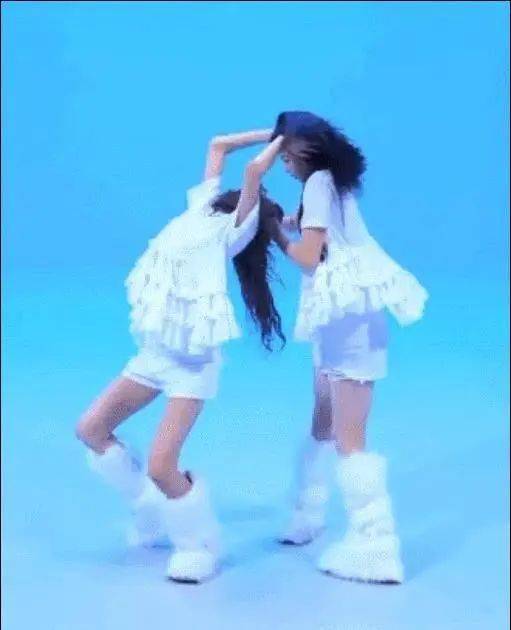 韩女团“奇葩编舞”引关注，互相抓住对方头部，同时扭转身体 插图3