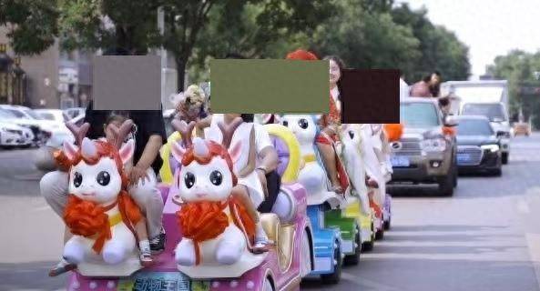 山西一对新人用儿童摇摇车作婚车 交警提醒：不能上路行驶