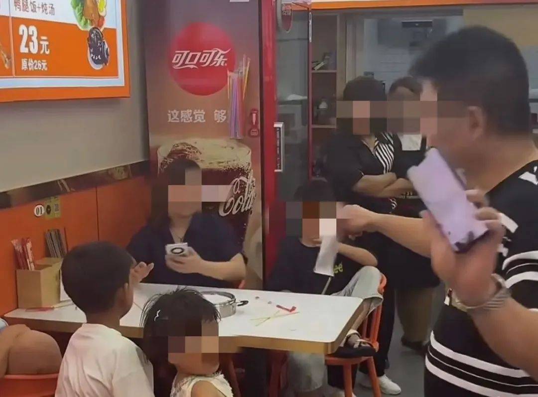 “3女带4孩续面”事件女顾客：不再和解，将起诉面馆老板，对方违约直播并发布相关视频