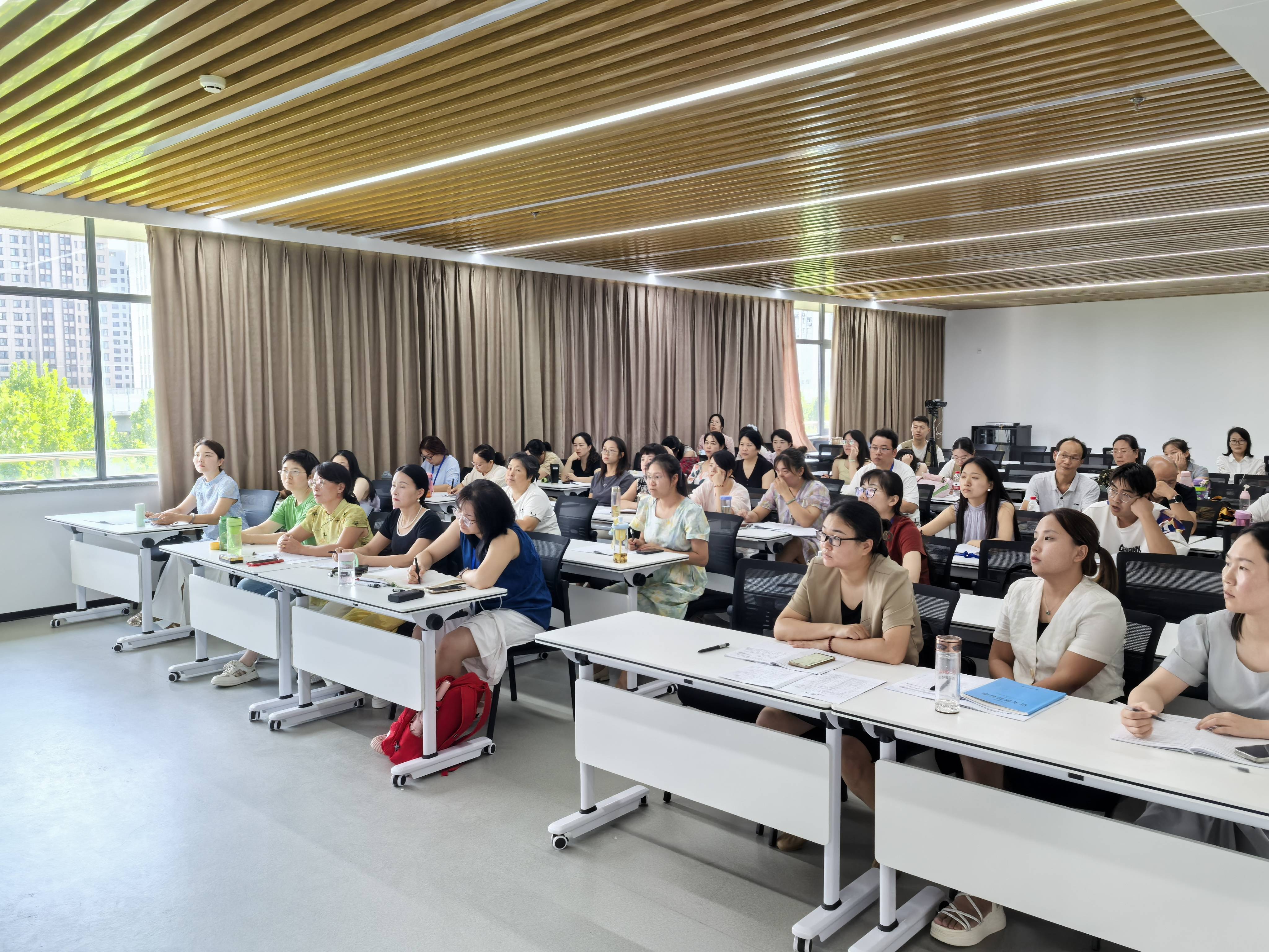 莲花街小学校长受邀为"国培计划"县级骨干教师讲课