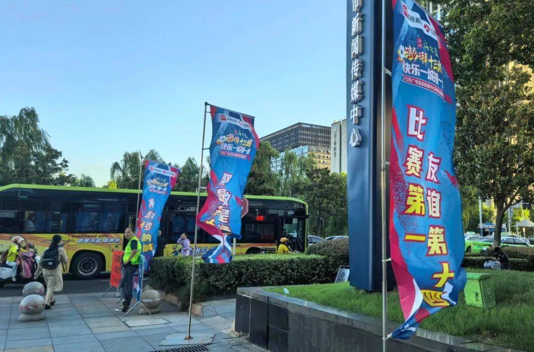 叫扬叔 - 全网最会整活的苏超球迷  足球圈热梗收割机实力“破圈”！爆火“顶流”何以让全民上头？
