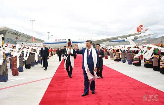 习近平率中央代表团抵达拉萨，出席西藏自治区成立60周年庆祝活动