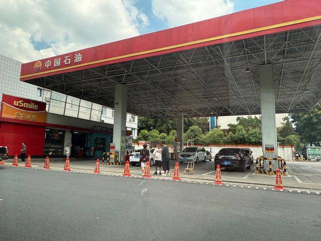 车主反映50升油箱加了67.96升油 记者实探涉事加油站已暂停营业