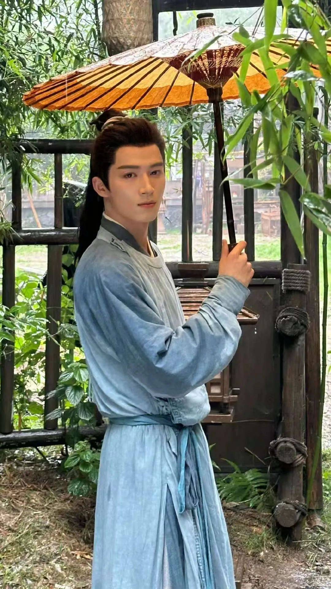 人气男明星夜骑西湖被偶遇！这身穿着太接地气了，网友：我怎么没遇到