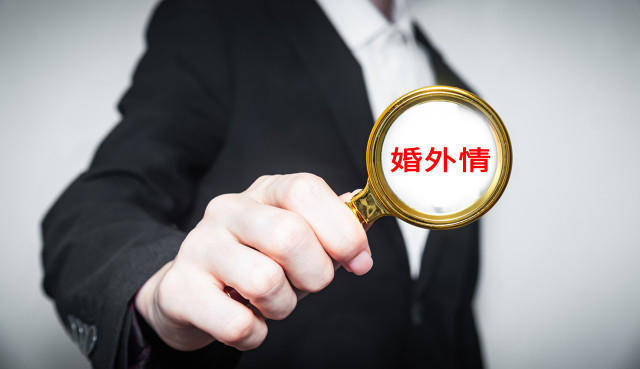 和前妻婚姻存续期内，男子向现任妻子转账53万余元，前妻起诉返还 二审改判了