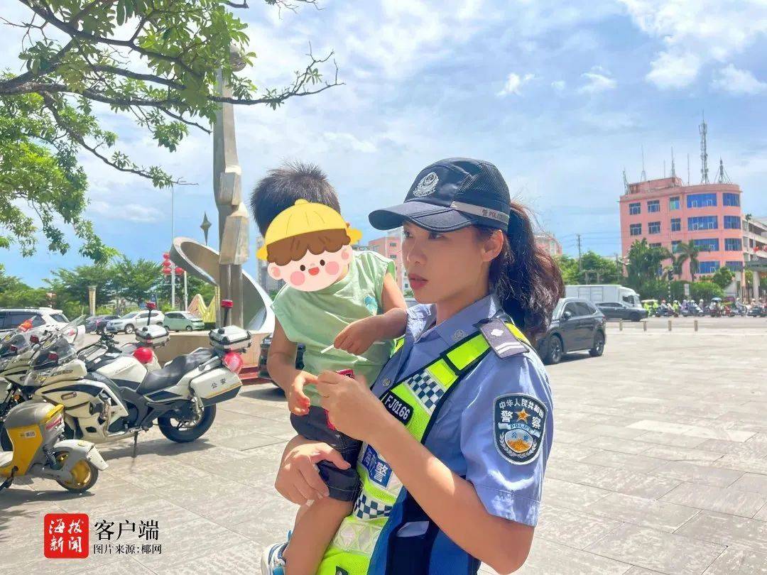 海南一名“交警姐姐”执勤时怀里还抱着个小男孩？很暖心