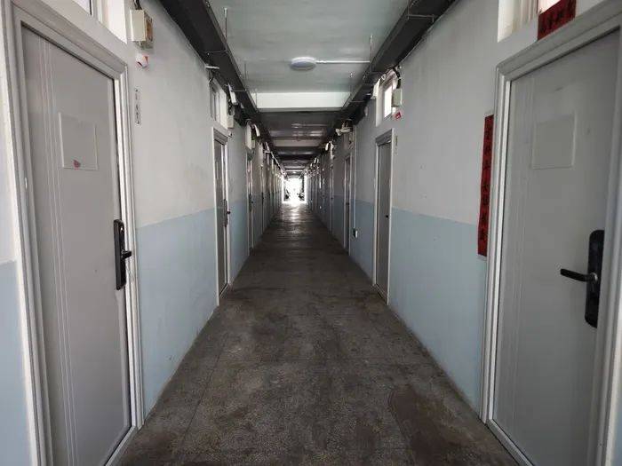 办SIM卡或看广告才能开宿舍门？高校回应：有三种免费方式，“看广告说法不真实”！记者实地探访