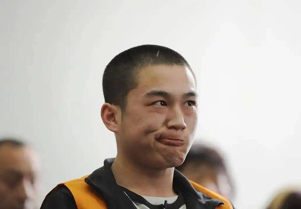 纪实:20岁杀人犯在法庭微笑求死,向法官鞠躬感谢:请判我死刑