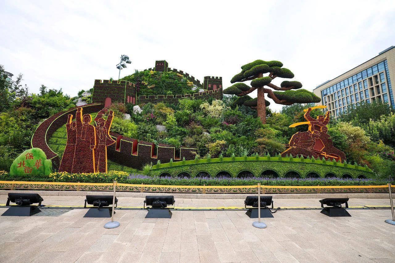 纪念抗战胜利80周年主题花坛亮相