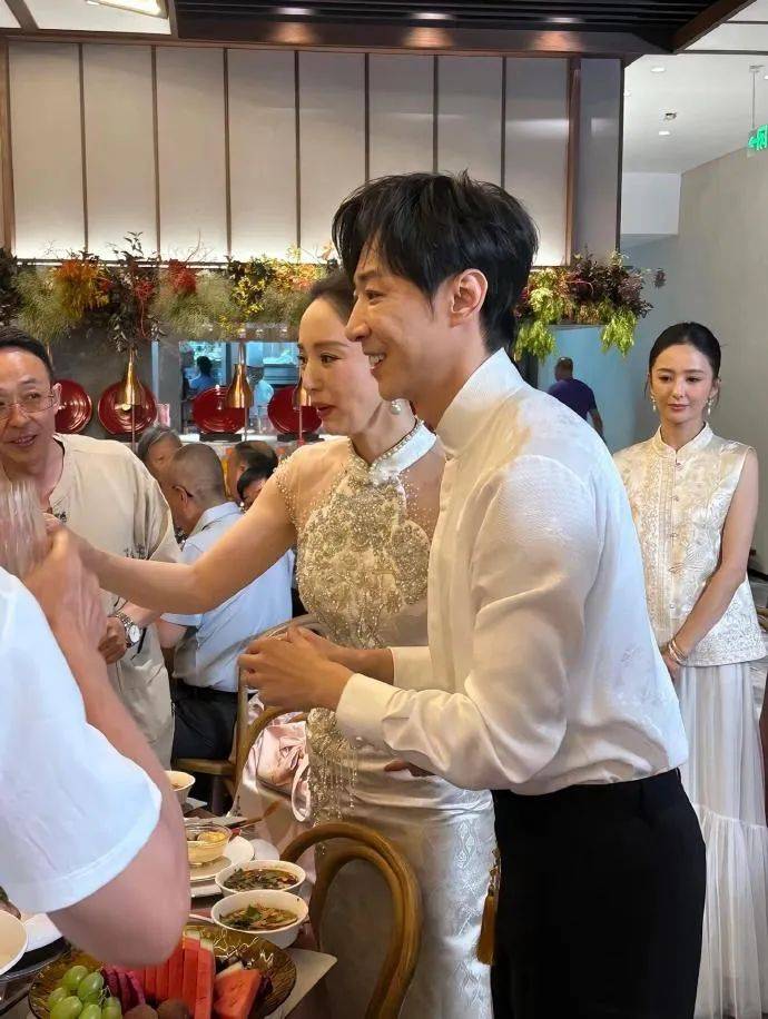 董璇小9岁新婚丈夫综艺表现遭群嘲，本人回应不会被影响！高云翔晒和女儿小酒窝互动视频：那就比划比划吧
