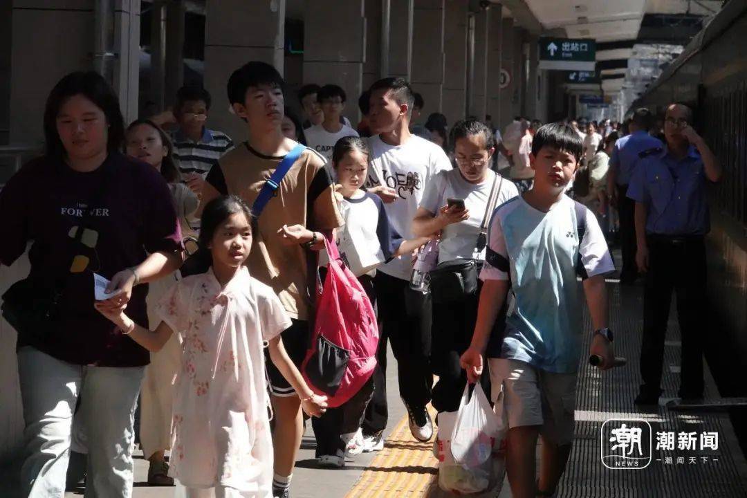 “妈妈，下次见是不是要过年了？”杭城火车站内，这一幕幕太不舍