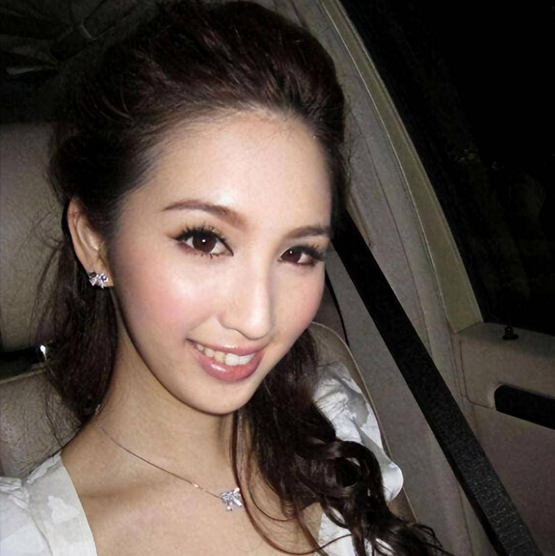 回顾宅男女神何傲儿委身于大51岁富豪债务还清潇洒离去