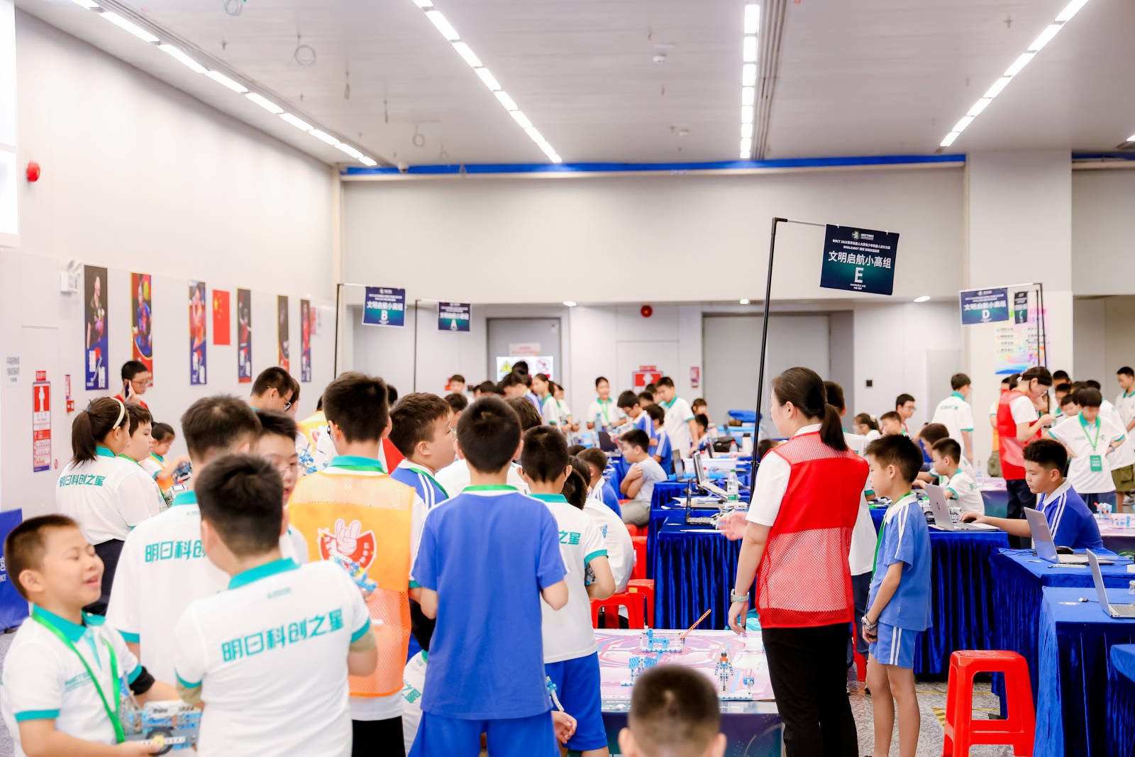近千名科创少年齐聚深圳，角逐世界机器人大赛选拔赛