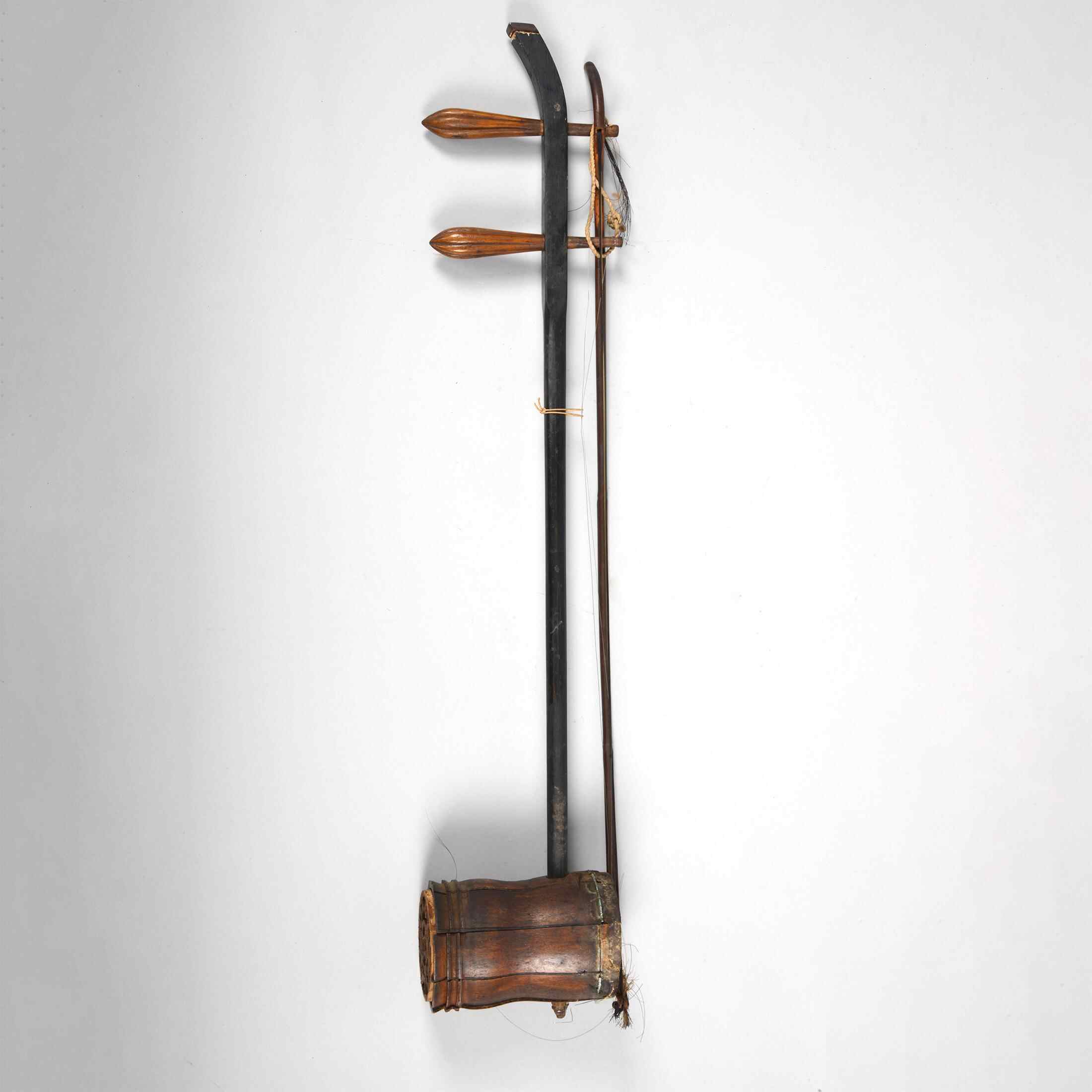 两人相互启发,结合中西弓弦乐器的特色,改二胡丝弦为小提琴钢弦,采用