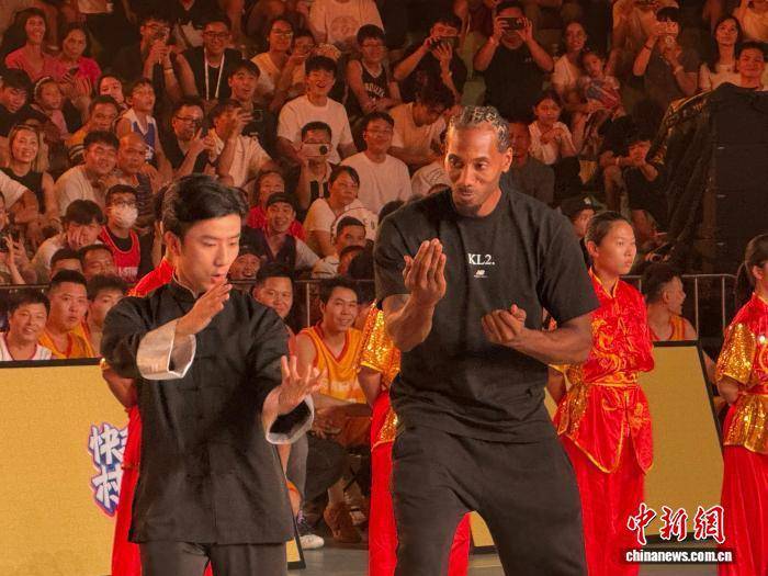 NBA球员科怀·伦纳德现身广州：学咏春、与机器人互动
