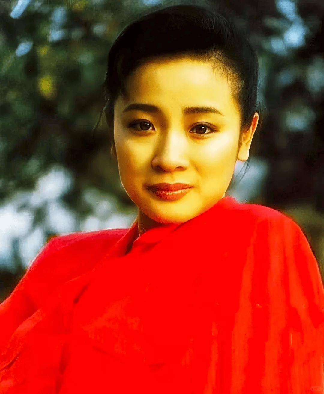 结婚25年分居14年陈小艺屡次牵手小鲜肉刘惠宁为何坐轮椅也不愿离婚