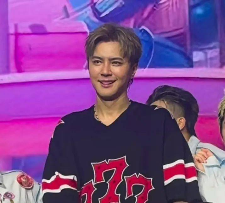 46岁罗志祥近况曝光,去国外开演唱会和粉丝挨个击掌,面僵如蜡像