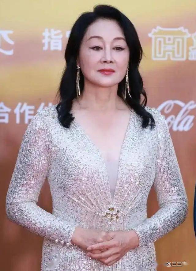 张凯丽和王姬竟然是同岁俩人站一起不像一代人女儿差距也大