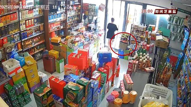 济南一超市内发现遗落提包，里面竟有12万现金，谁的？