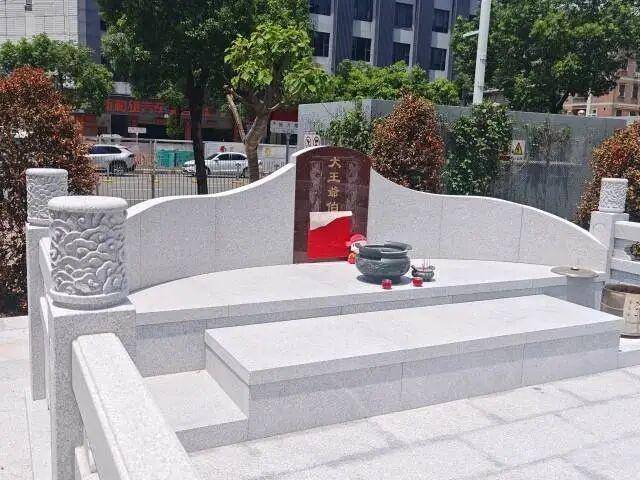 深圳一小区被曝建坟墓 民政局回应：不属于无主坟墓，正核查