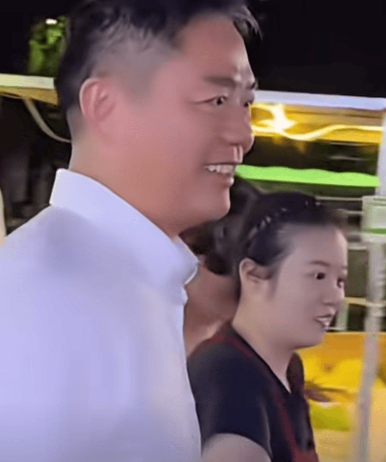 刘强东七夕现身老家宿迁，凌晨逛夜市大排档、与市民合影