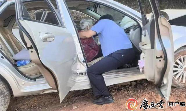 广西民警办案途中遇事故，徒手掰开车门营救被困群众