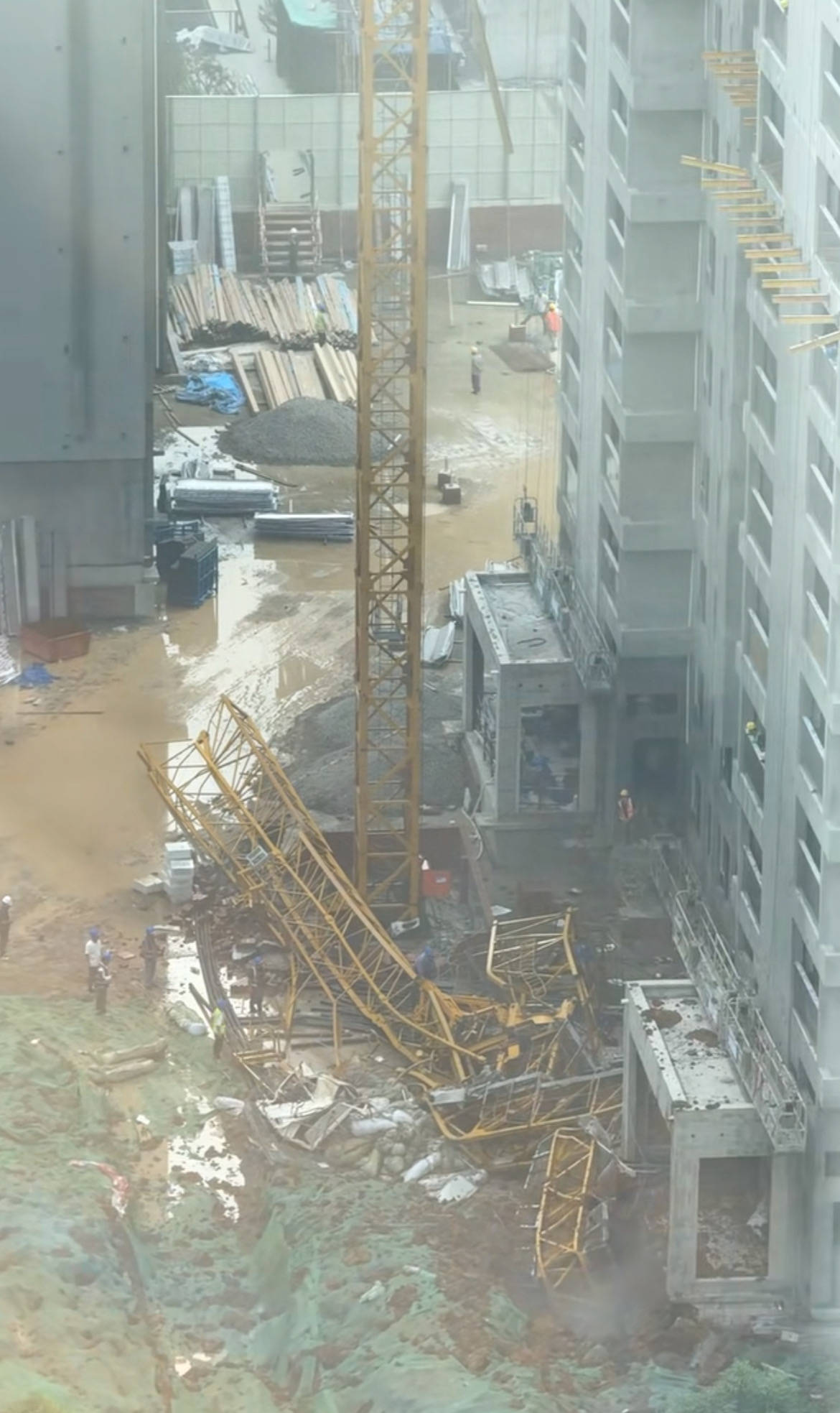 成都一建筑工地塔吊折断倒塌，当地应急：相关部门正在现场处理，前方正在紧张救援