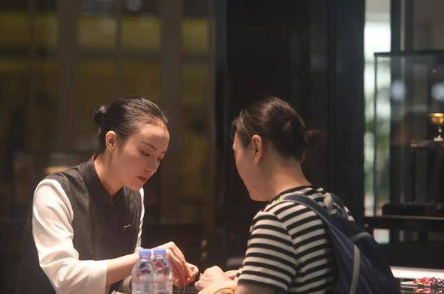 月薪2万，老铺黄金店员招聘比空姐还严