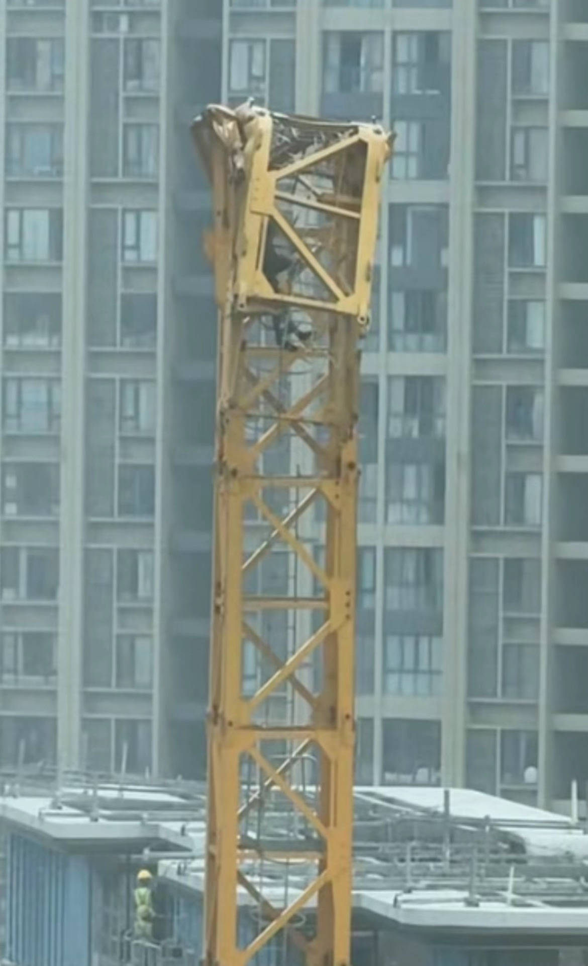 成都一建筑工地塔吊折断倒塌，当地应急：相关部门正在现场处理，前方正在紧张救援