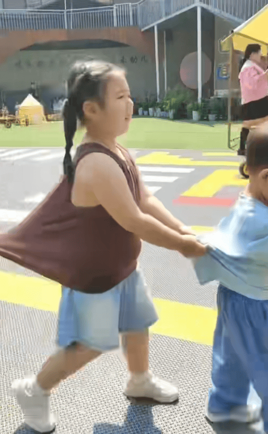 超显眼！3岁半女童身高1米1体重58斤，妈妈：唯一兴趣爱好就是吃，准备减肥