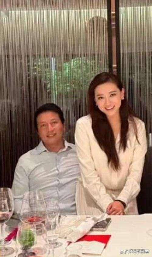 原创四对香港豪门夫妇聚餐李嘉欣美艳动人许晋亨拍照时明显不自信
