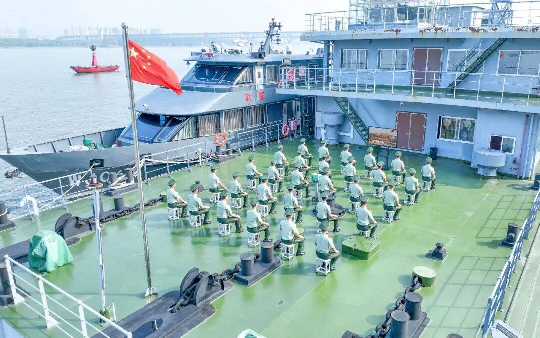 武警部队官兵收听收看纪念中国人民抗日战争暨世界反法西斯战争胜利80周年大会